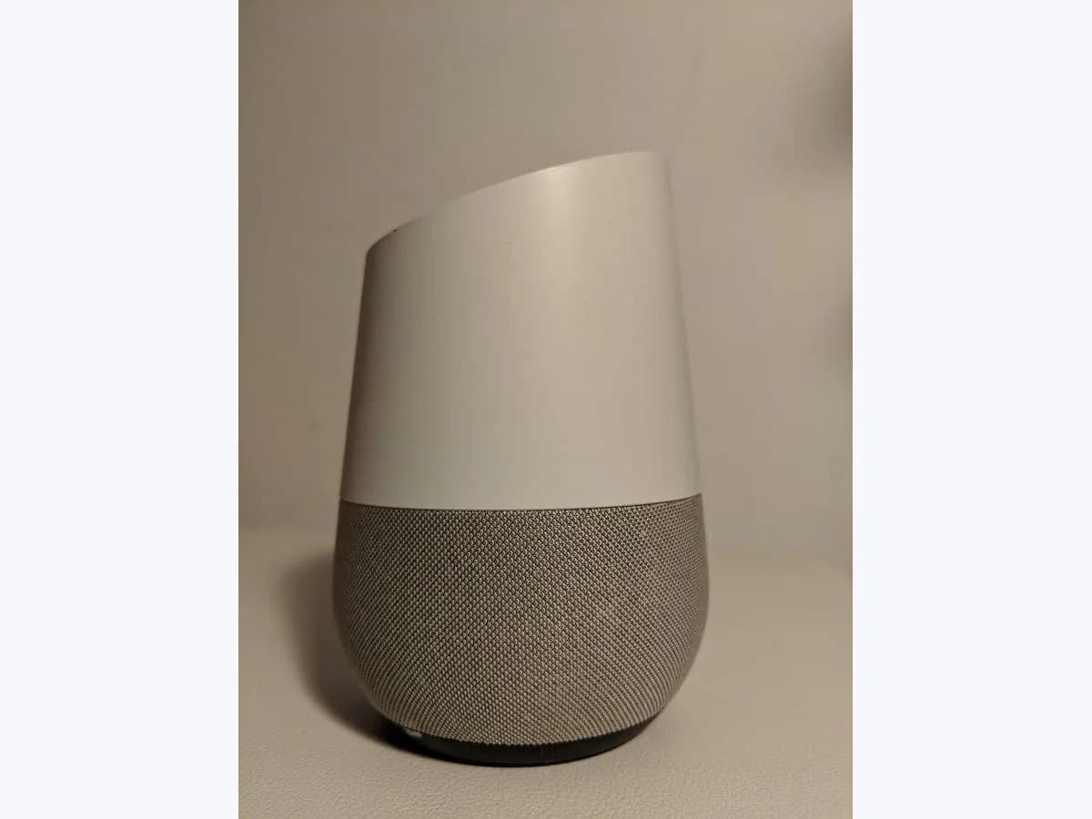 Smart speaker with voice assistant