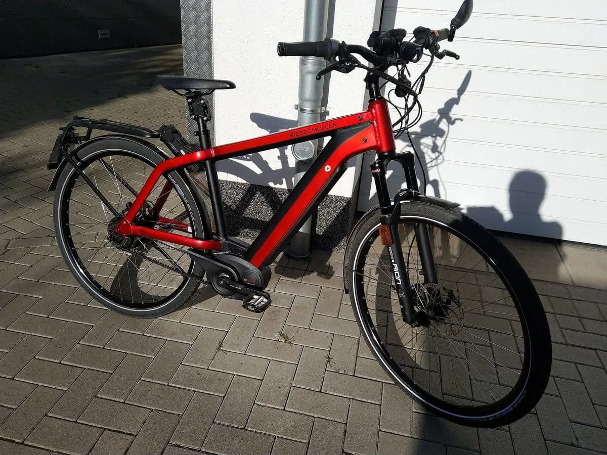 Electric bicycle with mid-drive motor and integrated battery