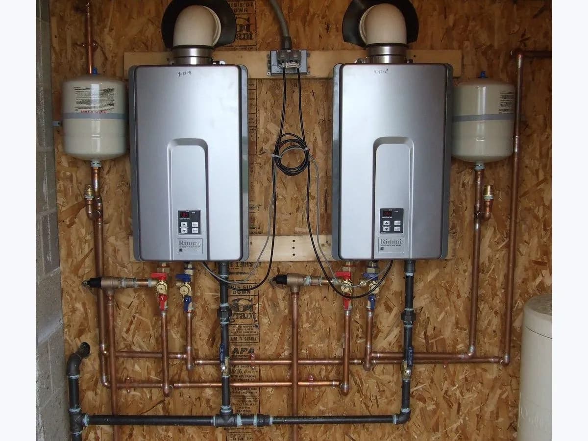Dos calentadores de gas instantáneos murales con su instalación de tuberías