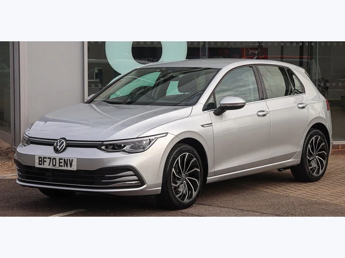 Turismo compacto moderno (Volkswagen Golf) visto de frente