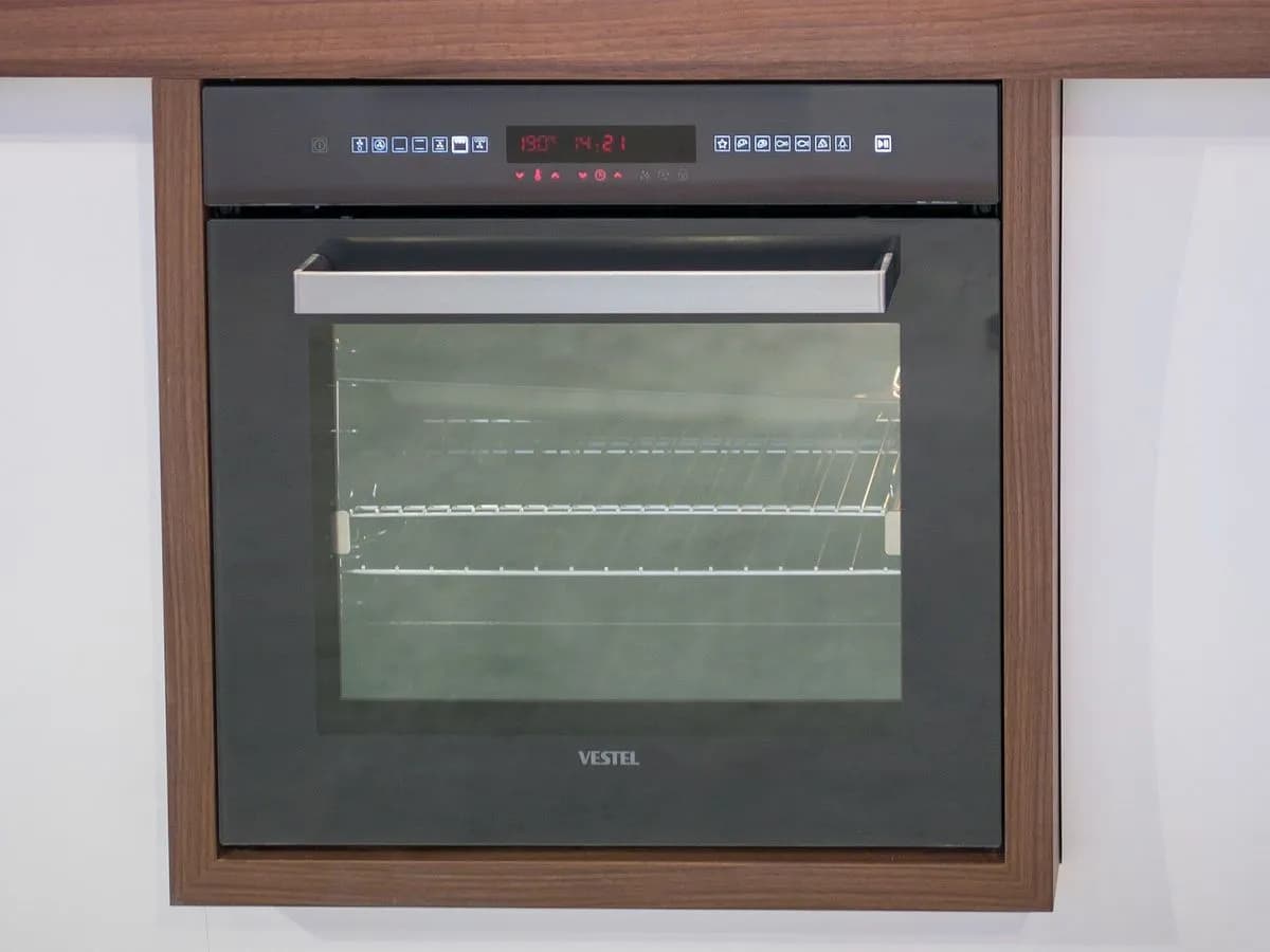 Built-in electric oven with glass door