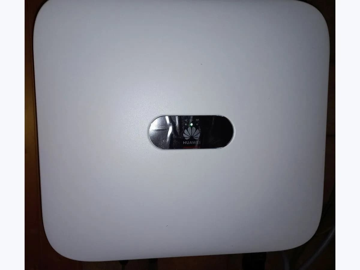 Inversor solar fotovoltaico montado en la pared