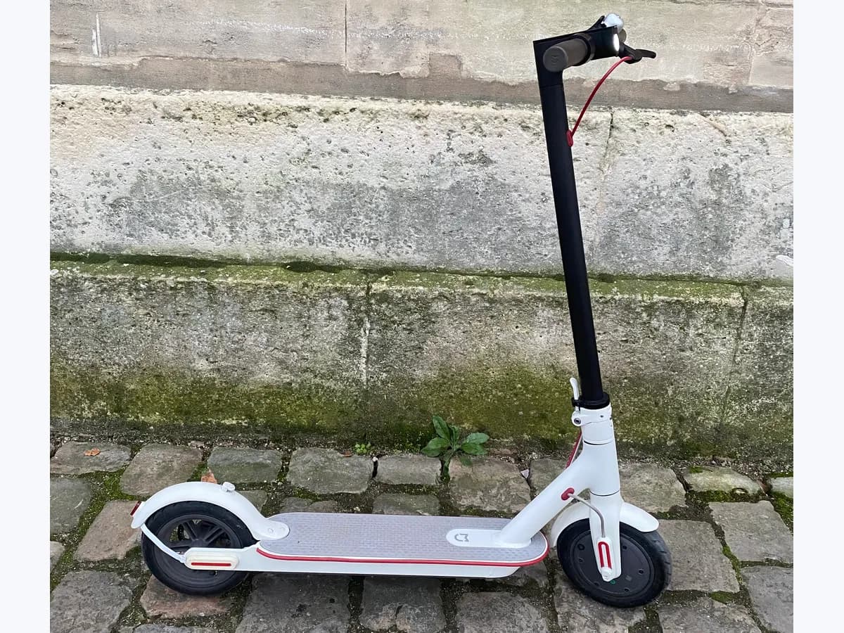 Patinete eléctrico Xiaomi Mi Electric Scooter M365 blanco, vista lateral