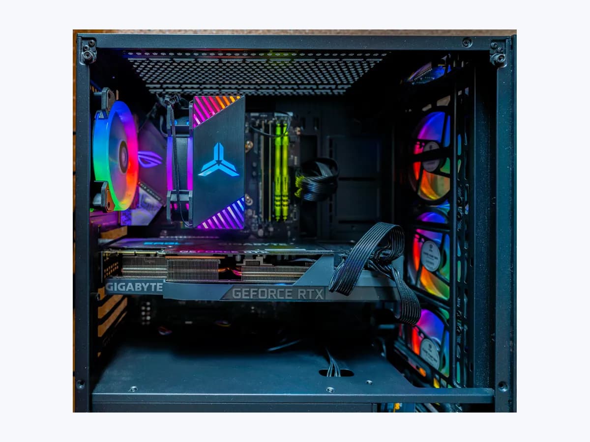 Interior de un PC gaming con tarjeta gráfica e iluminación RGB