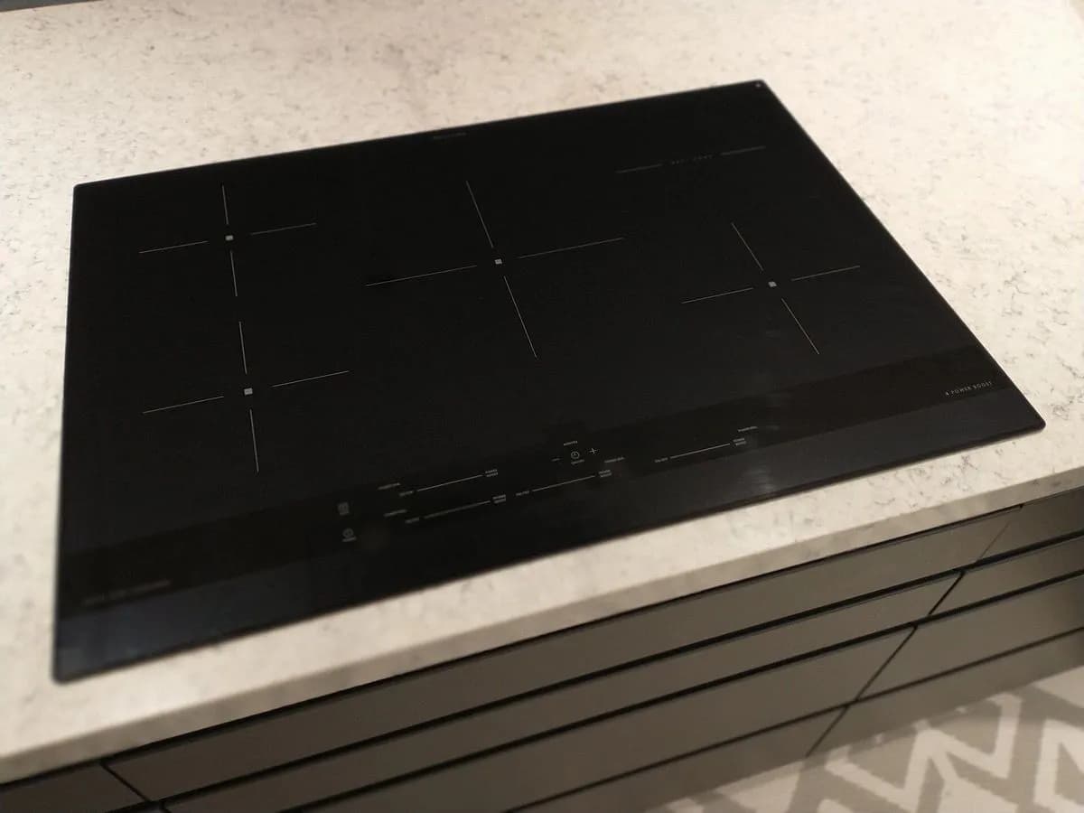 Placa de inducción vitrocerámica encastrada en una encimera