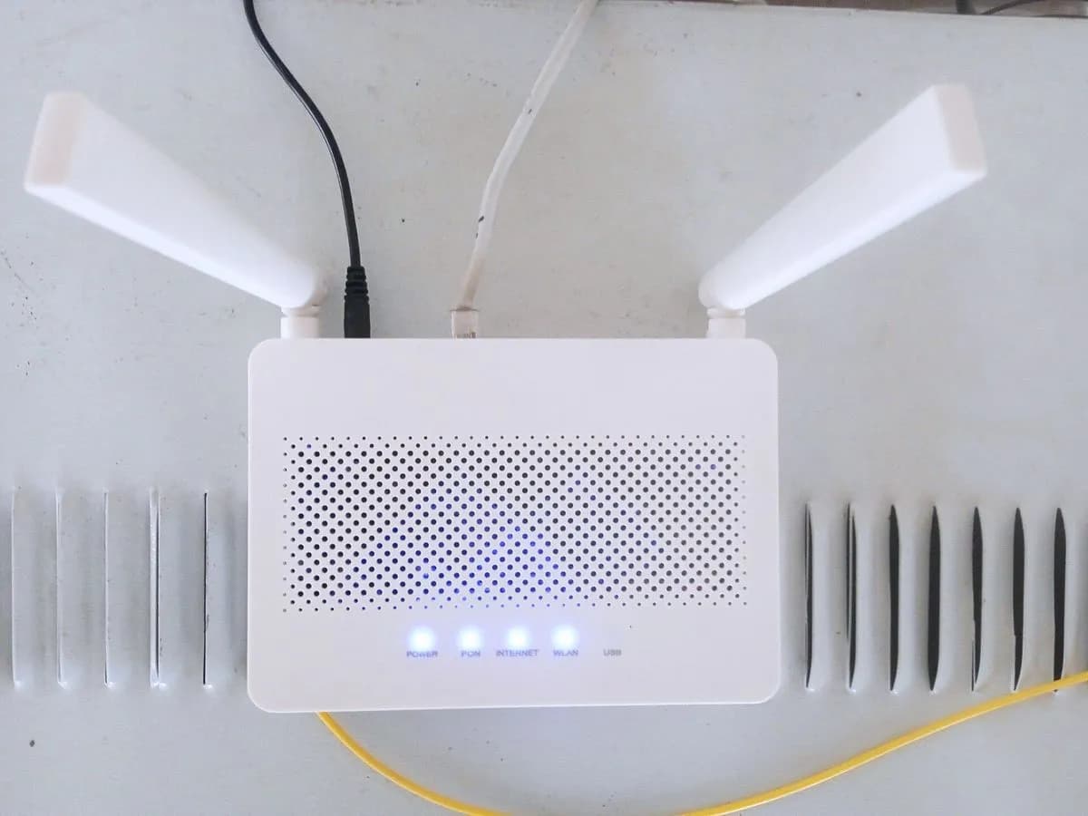 Router wifi de fibra con antenas