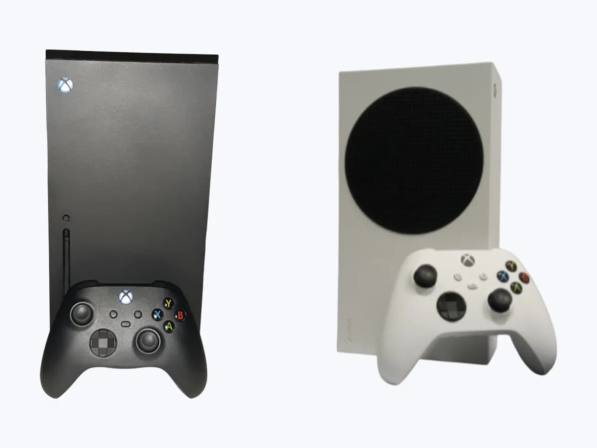 Consolas Xbox Series X y Xbox Series S con sus mandos